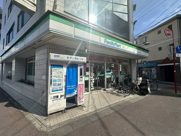 ファミリーマート　西川口東口店 徒歩9分。 690m