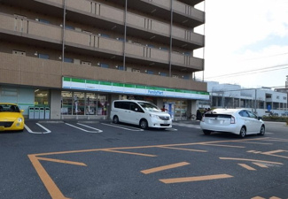 ファミリーマート戸田全農通り店 645m
