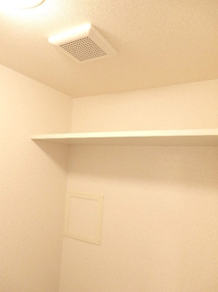 トイレ上部に棚有り♪
