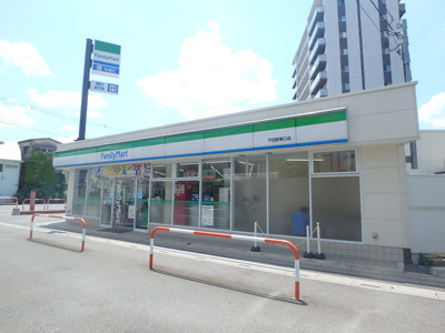 ファミリーマート 戸田駅東口店まで300ｍ