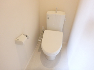 トイレには快適な温水洗浄便座付き