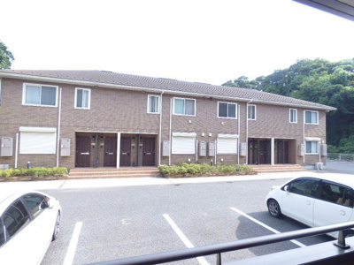 目の前は駐車場で日当たり良好♪