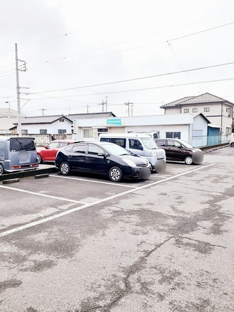 エルディム中島の駐車場