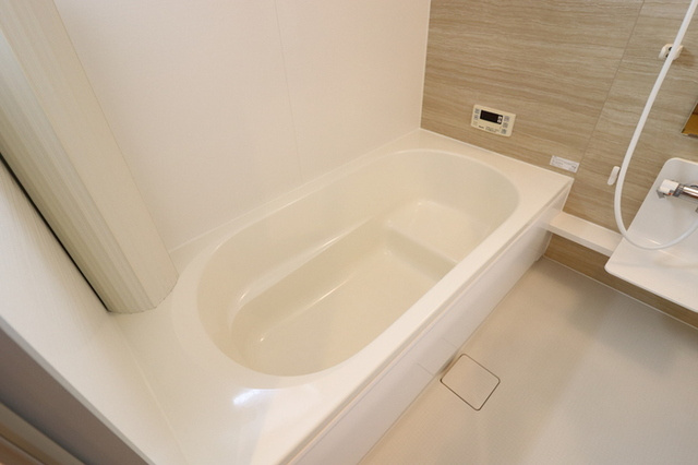 ドムスレジーナ　Ｂの浴室|浴室換気乾燥機付き一坪タイプの浴槽です。
