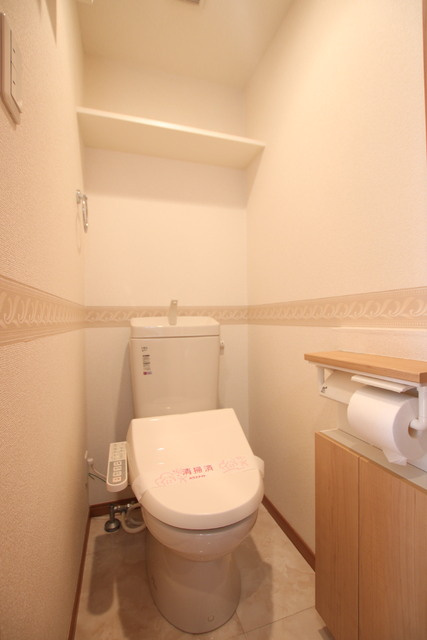 嬉しい温水洗浄便座付き※別室参考写真（色・仕様が異なる場合がございます）