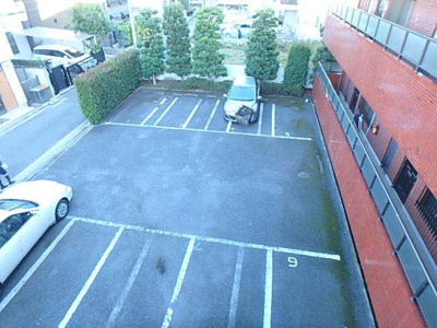 ★敷地内駐車場★（空き状況・使用料等詳細はご確認下さい）