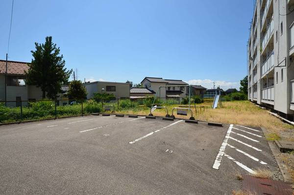 ビレッジハウス堀岡2号棟の駐車場