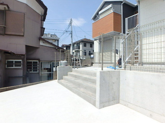 建物への階段です