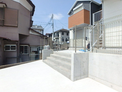 建物への階段です