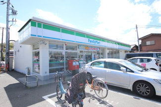 ファミリーマート 本郷小学校前店まで450ｍ