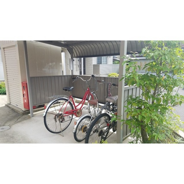岐阜市長森本町２丁目のアパートのエントランス