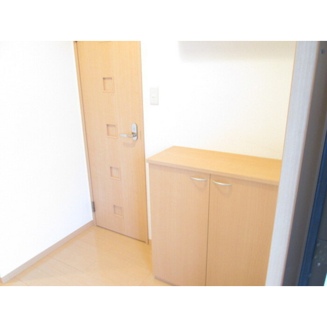 各務原市那加新田町１丁目のアパートの玄関