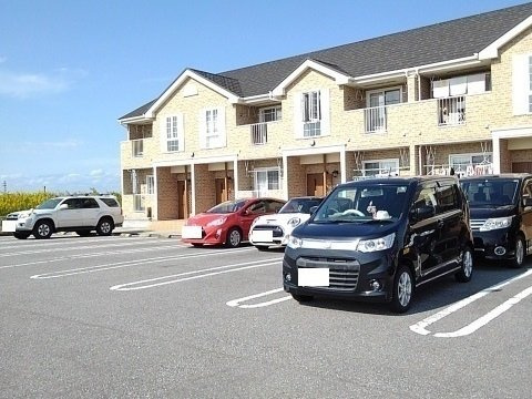 アピュエースの駐車場|車をお持ちの方に嬉しい駐車場付きの物件です