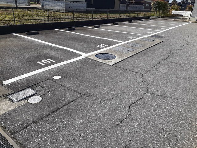 サニーコンフォルの駐車場|車をお持ちの方に嬉しい駐車場付きの物件です