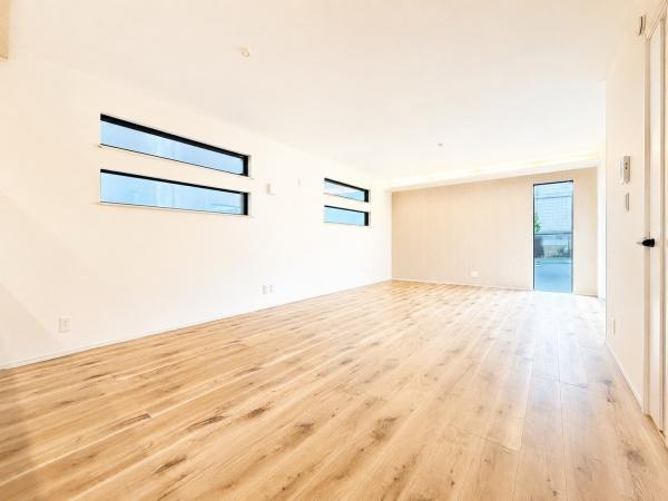 横浜市瀬谷区南台２丁目の新築一戸建の居間・リビング|家族が自然と集まるリビングは
落ち着きのある空間です♪