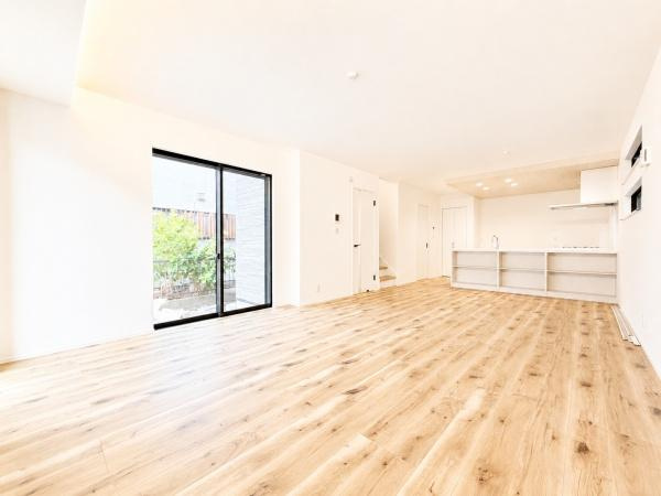 横浜市瀬谷区南台２丁目の新築一戸建の居間・リビング|対面式のキッチンはお料理中でも家族とのお話も弾みます。

