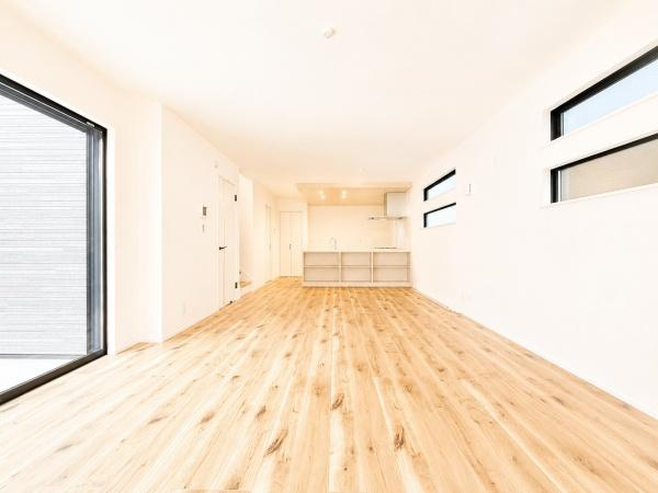 横浜市瀬谷区南台２丁目の新築一戸建の居間・リビング|LDKは窓が多く、陽当たり通風良好です。