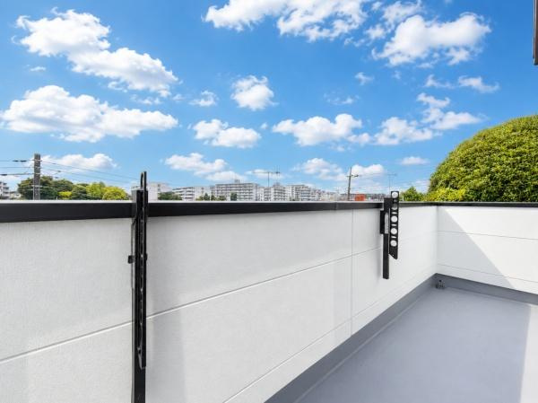 横浜市瀬谷区南台２丁目の新築一戸建のバルコニー|陽当り良好のバルコニー！
風通しもよく気持ちいいです
