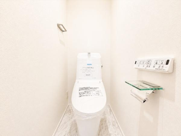 横浜市瀬谷区南台２丁目の新築一戸建のトイレ|清潔感のある内装のすっきりとしたデザインのトイレです。
水周りが綺麗だと安心ですね。
