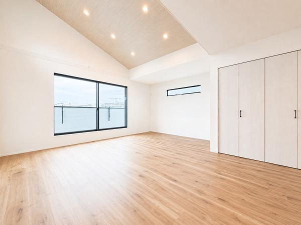 横浜市瀬谷区南台２丁目の新築一戸建の居間・リビング|勾配天井を採用していて開放感があり電気をつけなくても明るいです♪