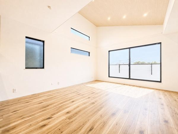 横浜市瀬谷区南台２丁目の新築一戸建の居間・リビング|家族が自然と集まるリビングは
落ち着きのある空間です♪