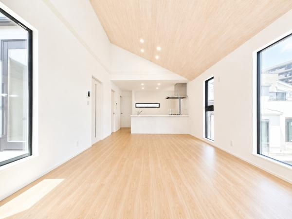 横浜市港南区日野４丁目の新築一戸建の居間・リビング|家族が自然と集まるリビングは
落ち着きのある空間です♪