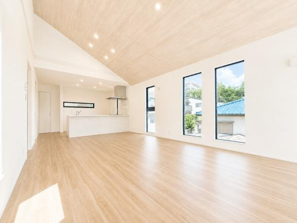 横浜市港南区日野４丁目の新築一戸建の居間・リビング|勾配天井を採用していて開放感があり電気をつけなくても明るいです♪