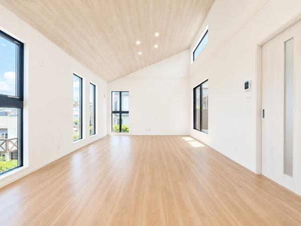 横浜市港南区日野４丁目の新築一戸建の居間・リビング|窓からは明るい光が差し込みます！
電気をつけなくても明るいです。