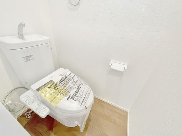 【トイレ】 | 節水型でエコなトイレには、今では当たり前のウォシュレット付き。便座を温める機能付き！