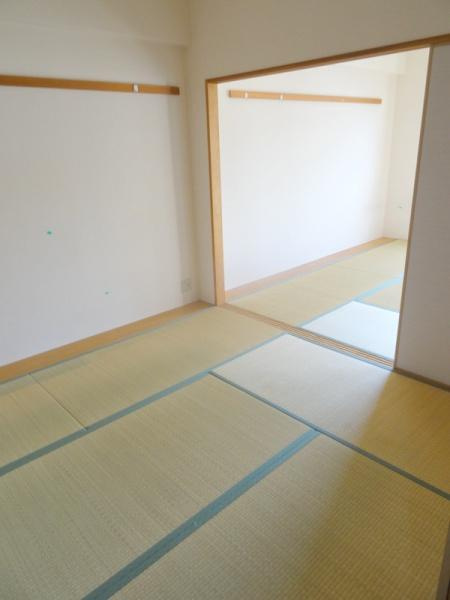 メゾンドーム三軒家の和室|★繋げると広いですね★