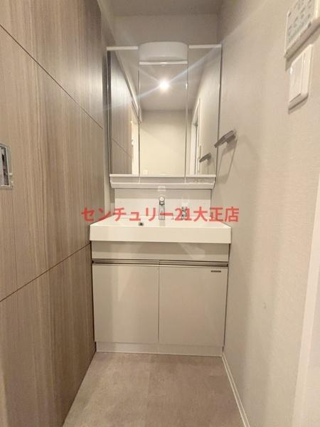 パークフラッツ弁天町駅前の洗面所|★三面鏡・シャンドレ付き★