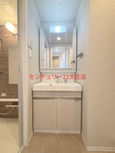 パークフラッツ弁天町駅前の洗面所|★三面鏡・シャンドレ付き★