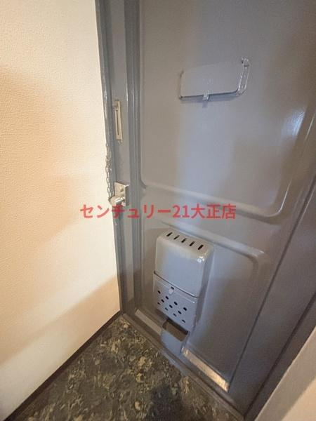 光信ビルの玄関