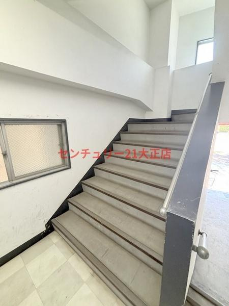 光信ビルのエントランス