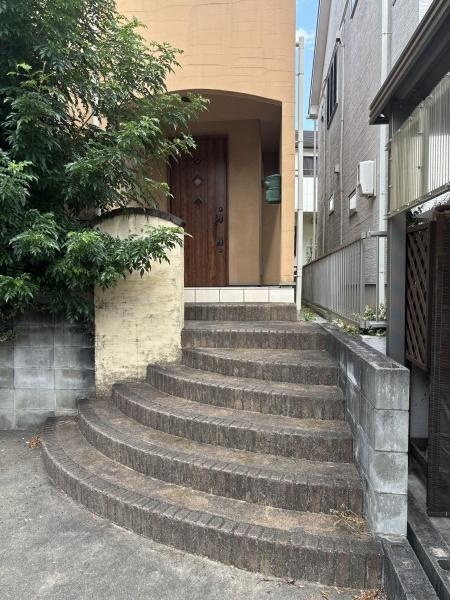 岡崎市上地町・中古戸建の玄関|訪れる人を心地よく迎え入れます。