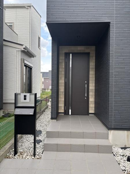 岡崎市大和町・中古戸建の玄関|訪れる人を心地よく迎え入れます。