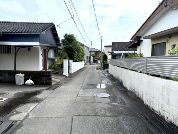宮崎市神宮西１丁目の中古一戸建の前面道路含む現地写真