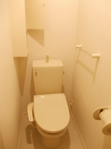 アルトプエンテのトイレ|落ち着いた色調のトイレです
