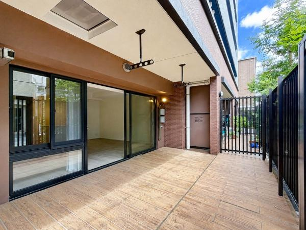 レ・ジェイド横濱花之木の庭|約5.4坪のゆとりある専用テラス。室内からフラット感覚でつながる開放的な空間で、外の空気を感じながら心地よく過ごせます。日常にもう一つの居場所をプラスできる魅力的なスペースです。