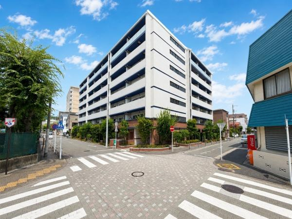 レ・ジェイド横濱花之木の外観|存在感のある堂々とした外観。バルコニー部分の水平ラインが建物全体をすっきり見せ、モダンな印象を演出しています。周辺の街並みに自然に馴染みながらも、品格を感じさせるマンションです。