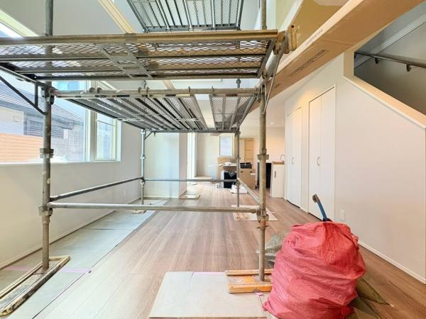 川崎市麻生区王禅寺東３丁目の新築一戸建の居間・リビング|LDK23帖！充分な広さと吹抜けになっているので開放的なリビングになっています。※工事中です