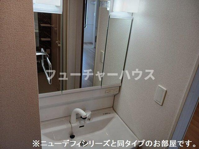 トレジャーの洗面所|明るい洗面所です