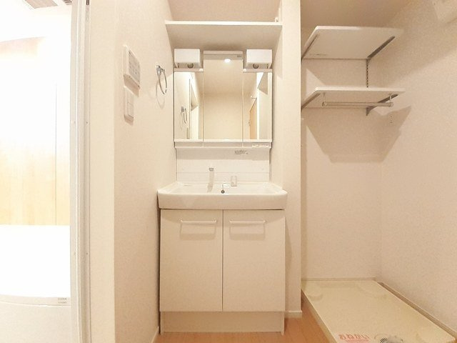 富山市手屋２丁目のアパートの洗面所