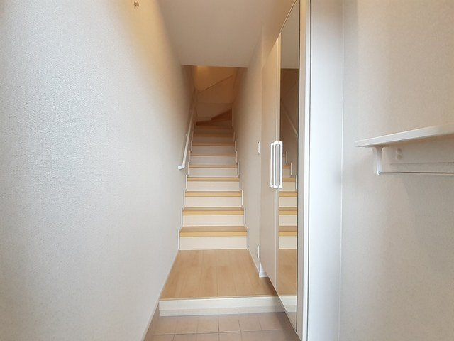 富山市手屋２丁目のアパートの玄関