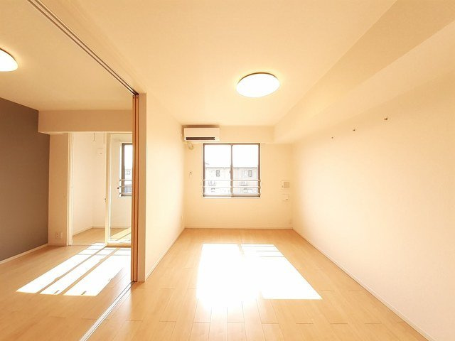 富山市手屋２丁目のアパートの居間・リビング
