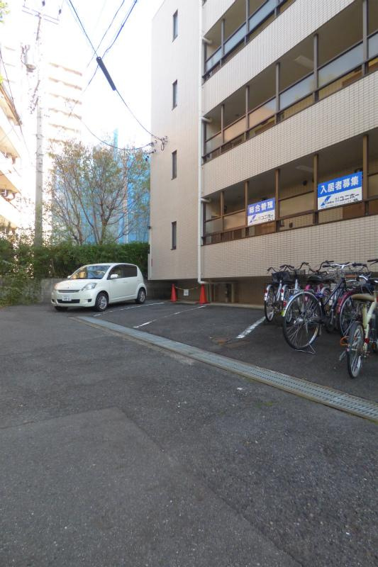 シャトー星ヶ丘の駐車場