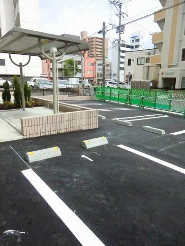 レオ　アベニューの駐車場