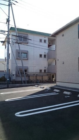 ホワイトハーツの駐車場