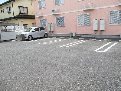 エスポワール本宿Ａの駐車場|駐車場があるので、車を買う予定の方も安心です