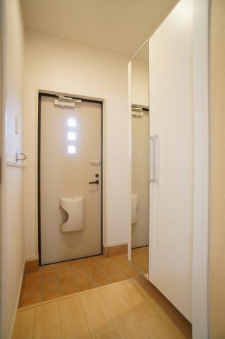 ノーヴァⅣの玄関|収納もある玄関です